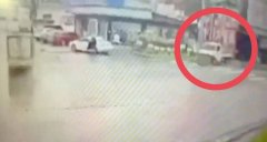 惊险！小货车无人驾驶一路滑行 冲破餐厅外墙