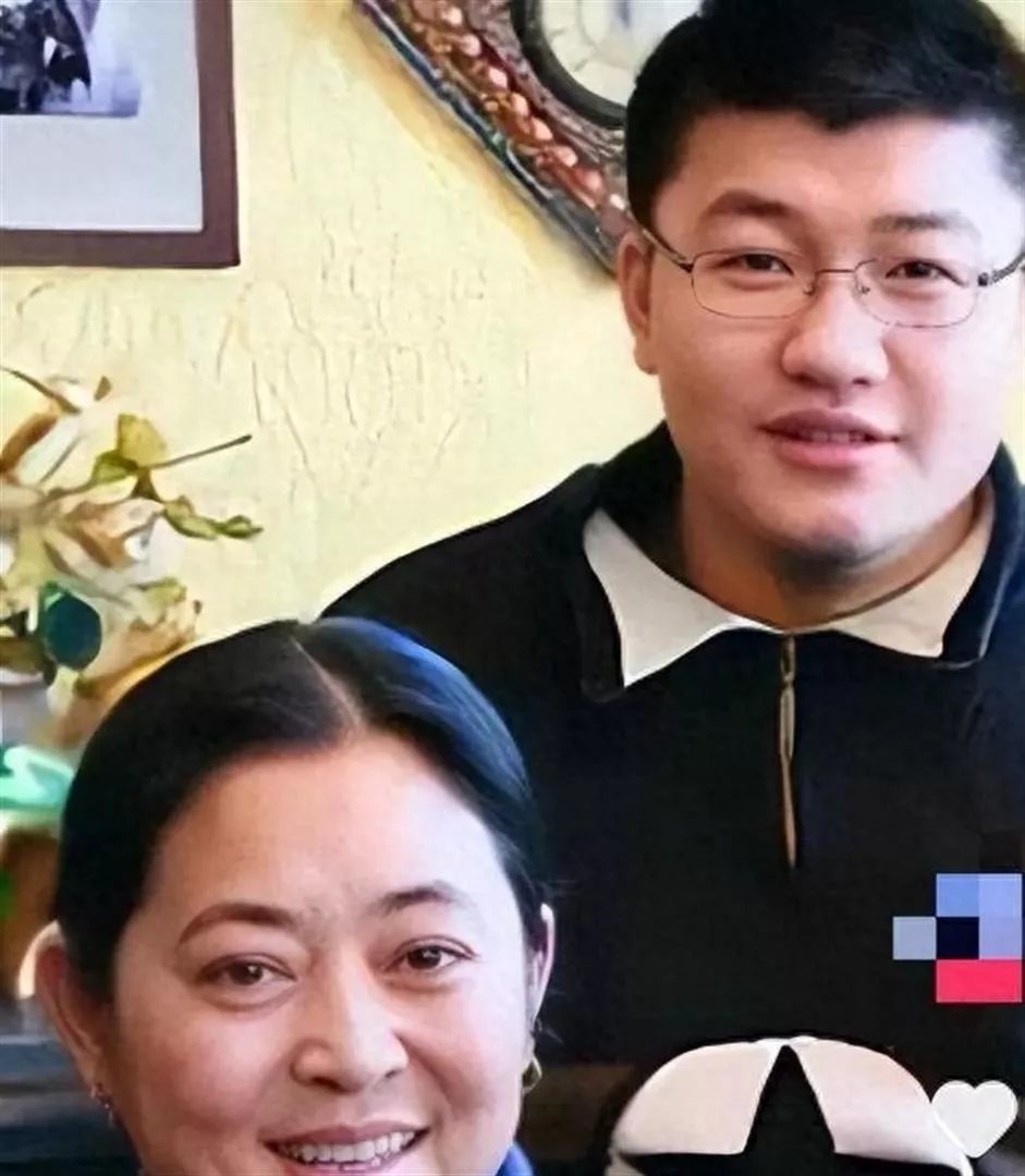 67岁倪萍近况曝出，27岁儿子成了她的心病