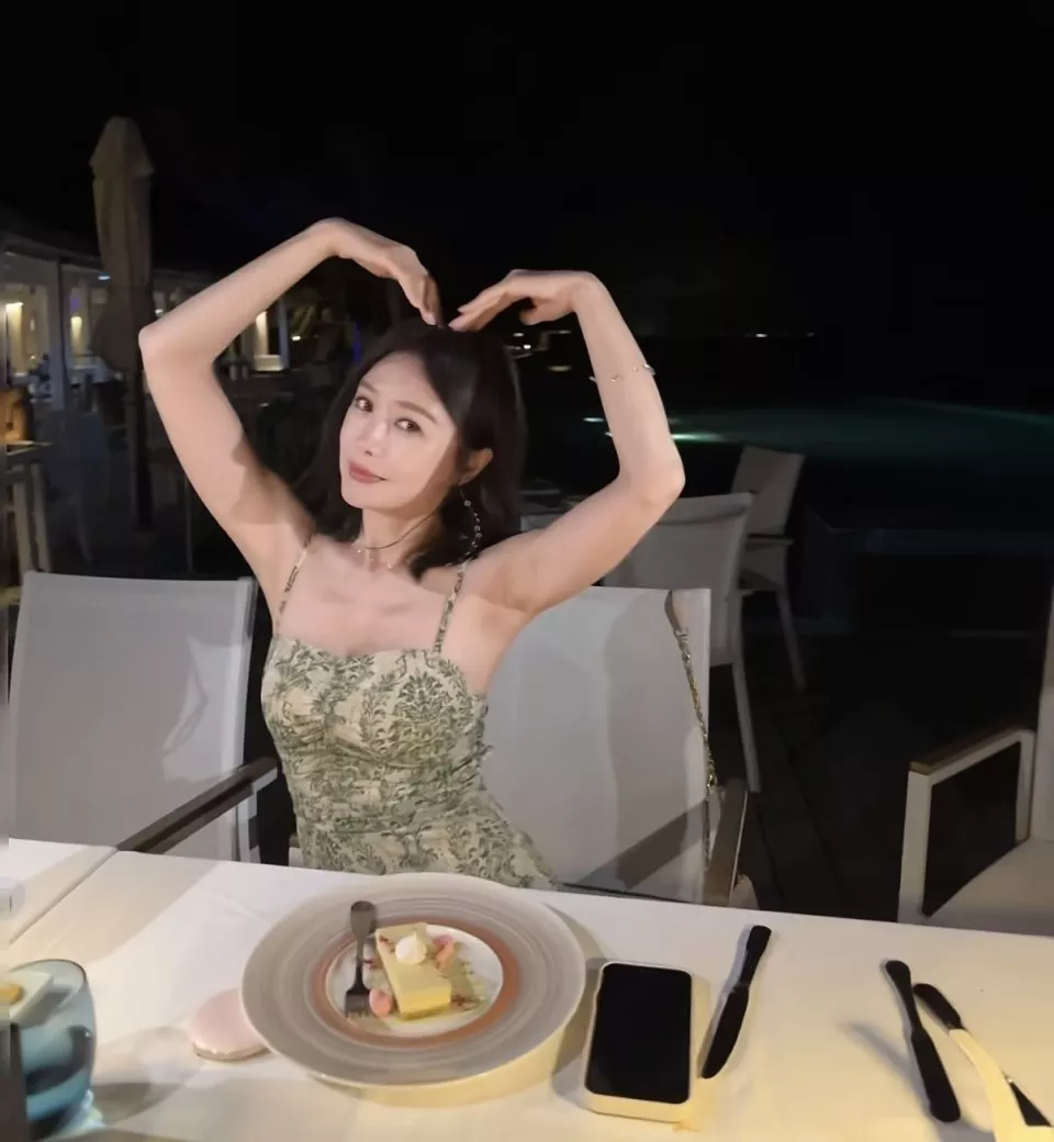 47岁秦岚马尔代夫庆生,穿吊带裙戴水晶项链状态似少女