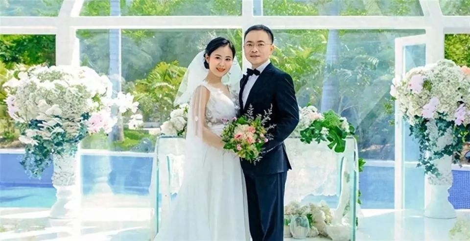蔡磊现状令人泪目，舌头嘴唇已经萎缩，洗澡用绳子吊