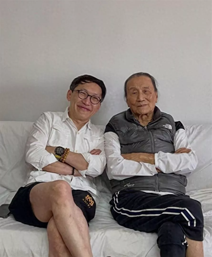 四哥谢贤病逝前居家照流出！摘墨镜露真容
