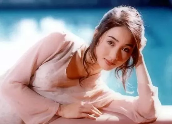 54岁黎姿大晒泳装美照,3孩妈毫无赘肉状态似少女