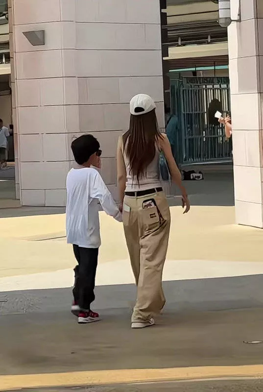 Baby 带娃逛街素颜认不出，小海绵身高猛蹿