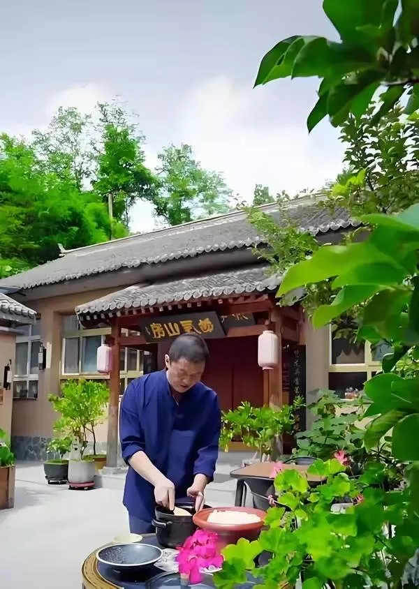 李亚鹏新店开业，李嫣现身支持，比堂姐矮半头
