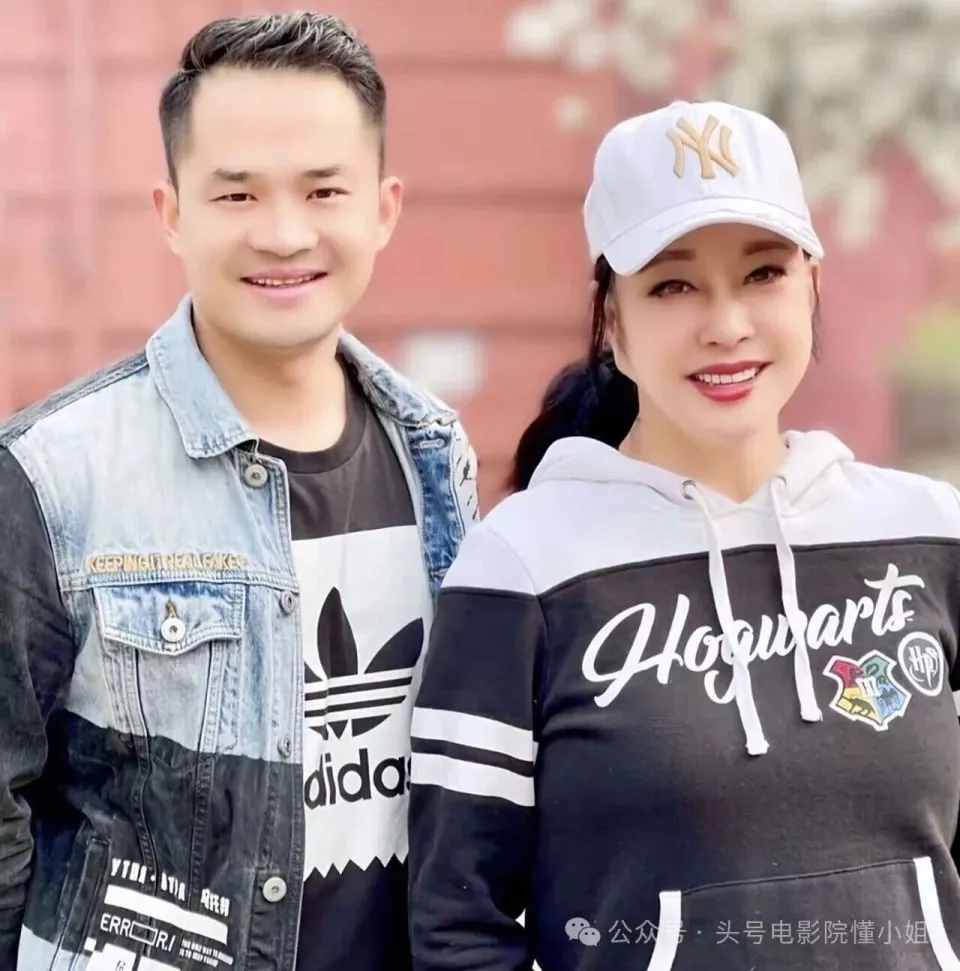 向刘晓庆索赔504万!小38岁前男友进京讨债,外形大变