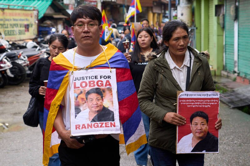 2日为藏人洛嘎让赞自焚满1个月，流亡藏人在印度达兰萨拉响应「全球行动日」，抗议中国实施「民族团结进步促进法」。（美联社）
