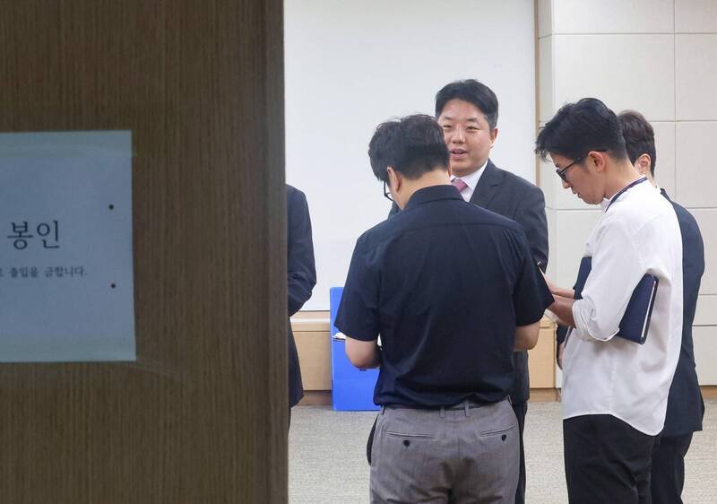 南韩调查人员今（23）日突袭搜查中央选举管理委员会办公室。（法新社）