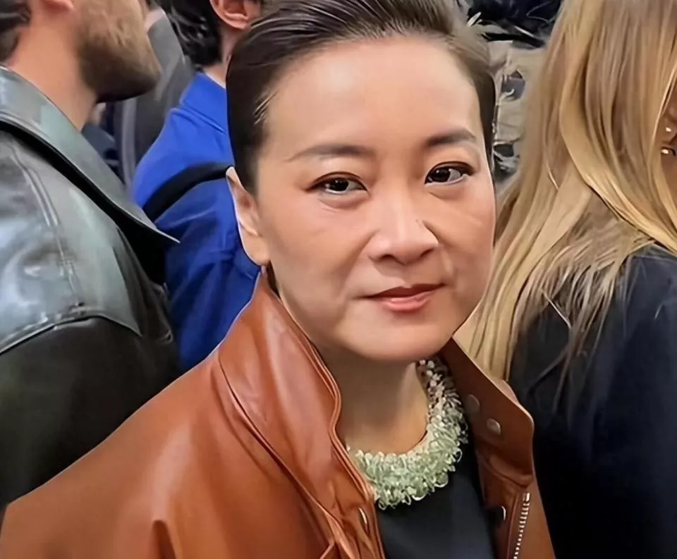 44岁性情大变的贾玲,早已走上另一条路