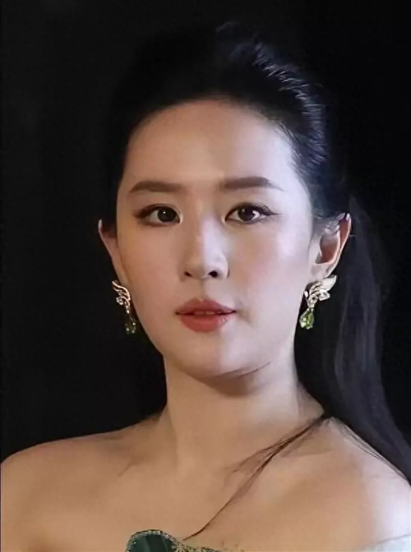朋友偶遇刘亦菲真人后感叹:电视里全是假的