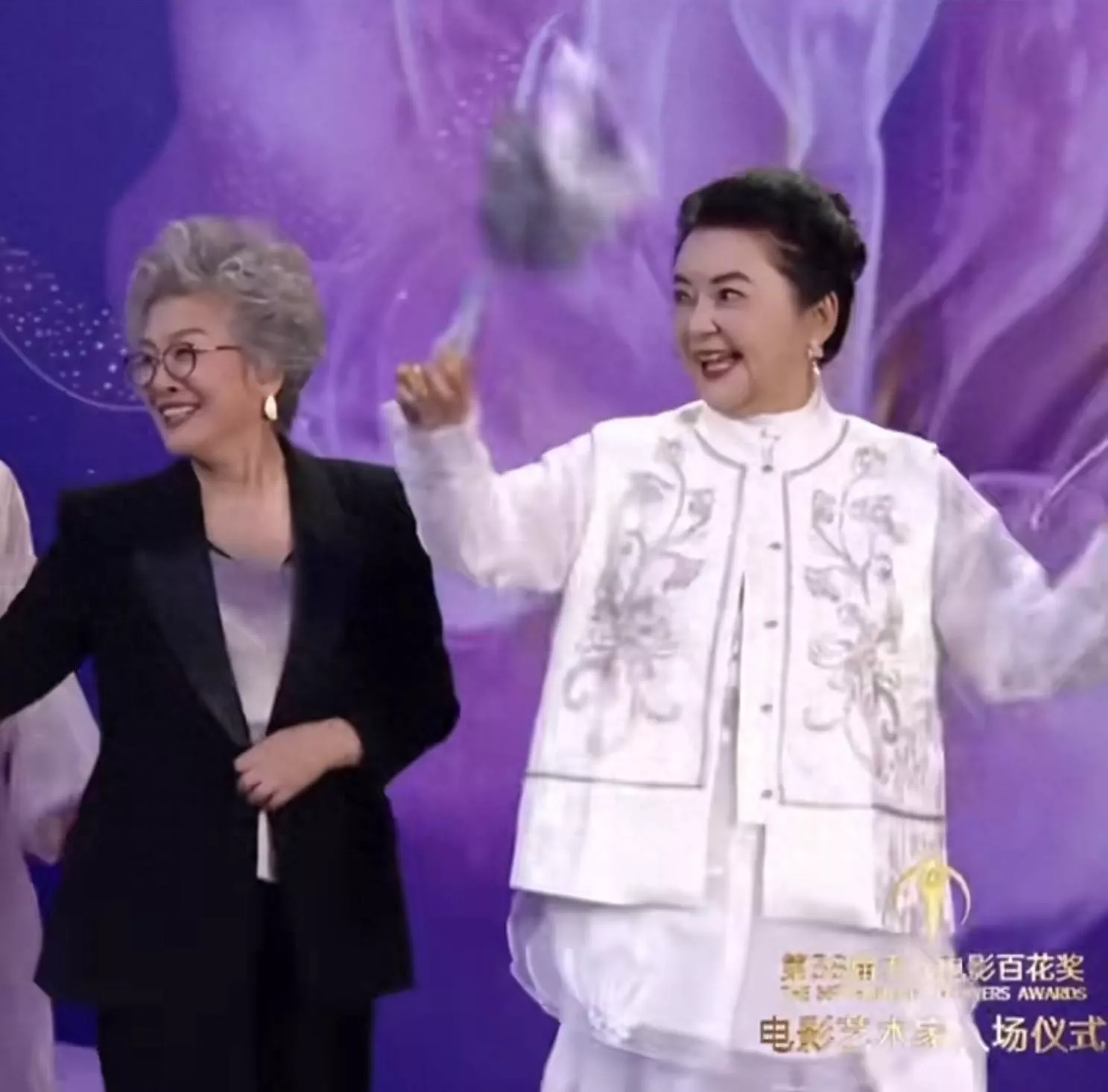 68岁胡慧中亮相百花奖，又胖了一圈气质仍出众