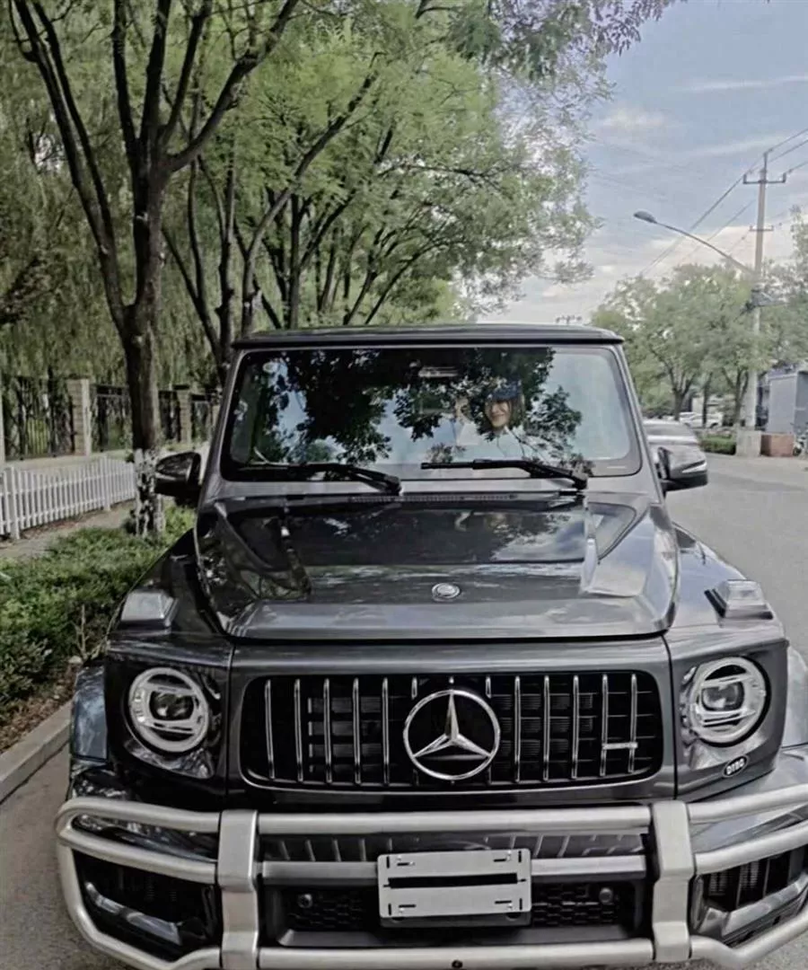 李小冉七夕节晒提车照片,买了一辆价值300万的豪车