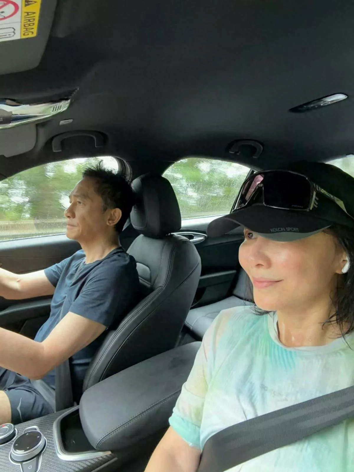 梁朝伟雨中开车接老婆，刘嘉玲晒幸福自拍