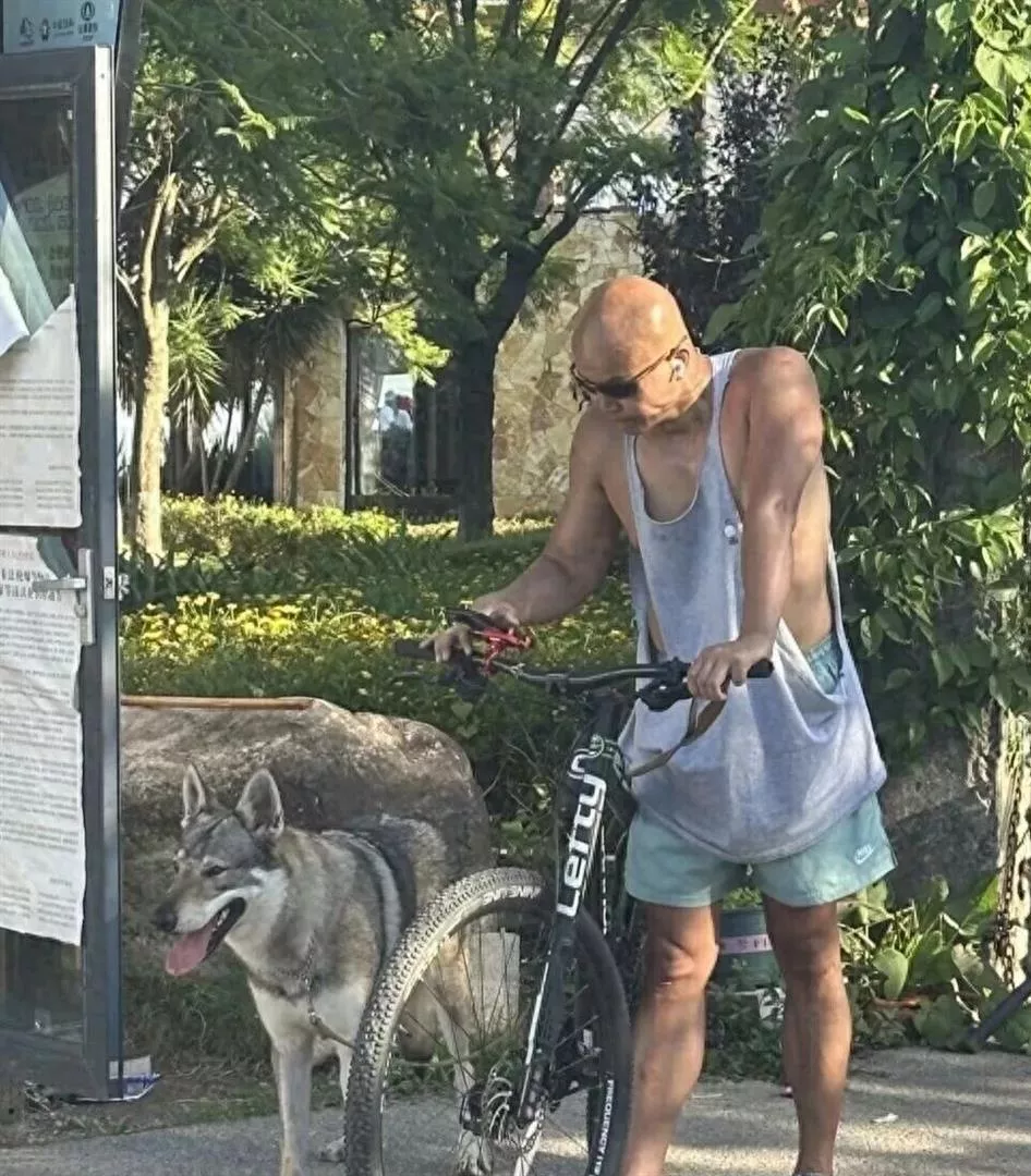 乐嘉近况曝光!51岁身材壮硕,隐居在云南,和女儿相依为命