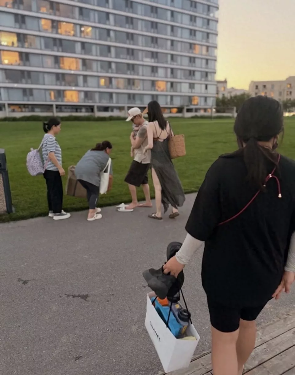 何穗晒家居照秀身材,穿小背心腹部平坦紧致