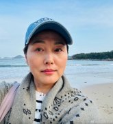 56岁张延离婚后复出拍戏，飒爽穿搭利落松弛