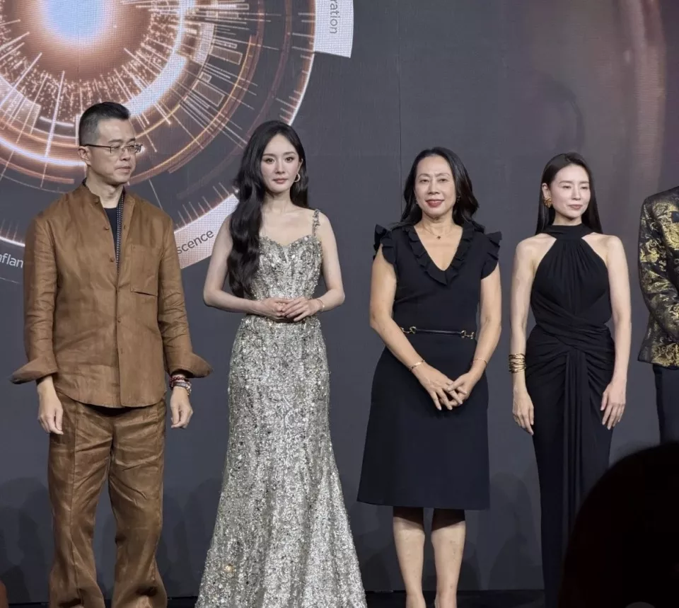 上海这一夜,杨幂董洁同台身形纤薄曼妙