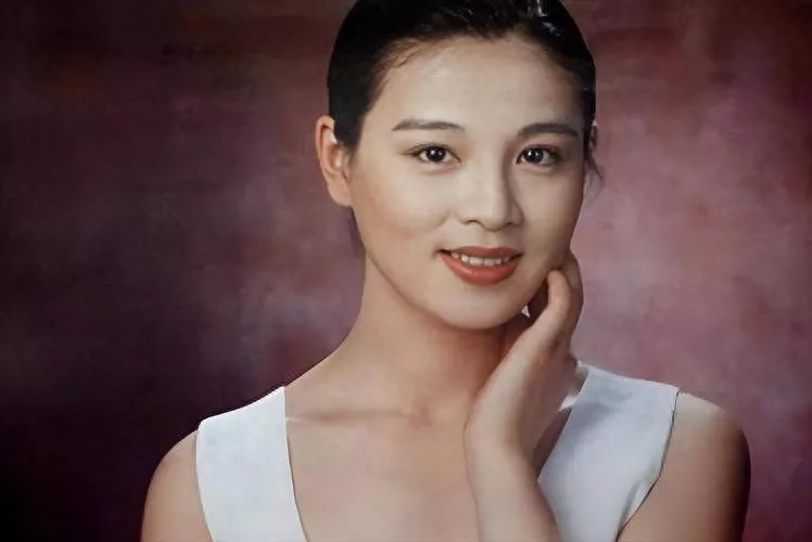 赵明明离婚27年不结婚，前夫再娶外交官