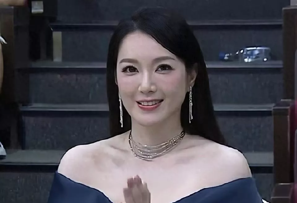 香港当红花旦任港姐评委，颜值胜过参赛佳丽