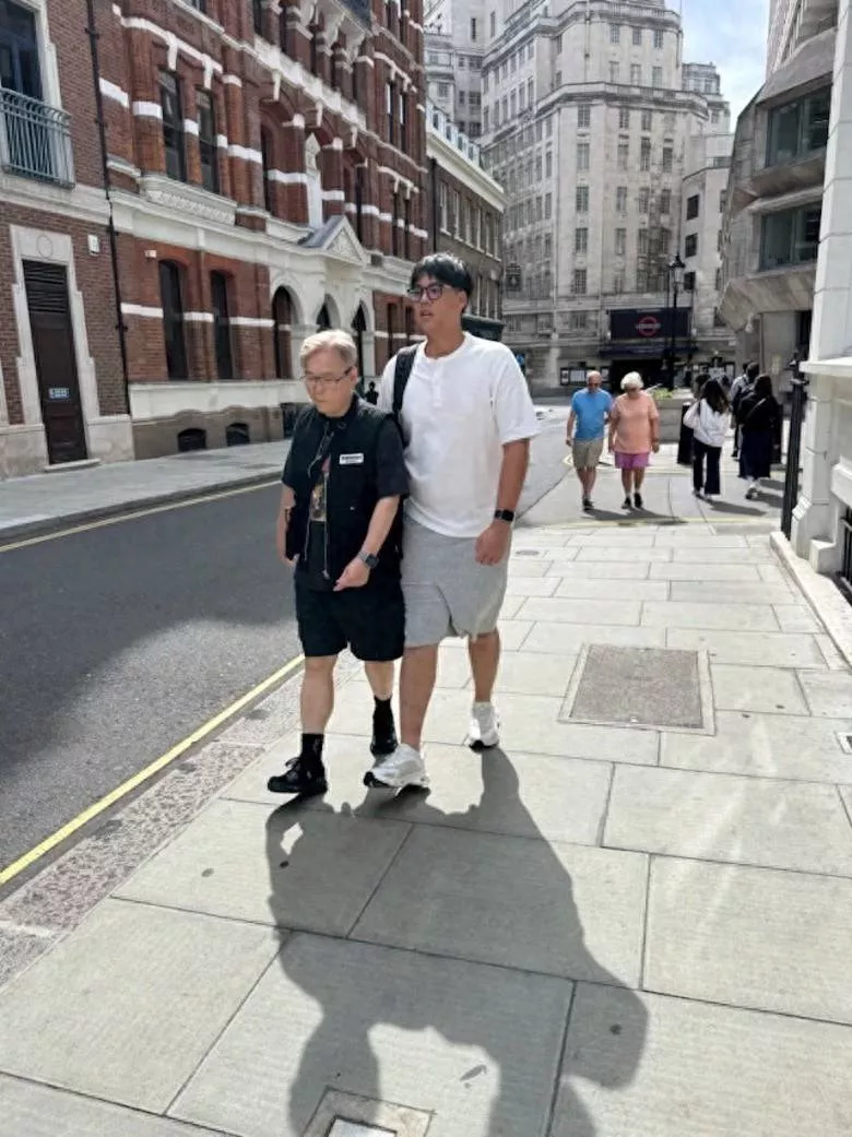 李嘉欣15岁独子,身高近1米9,伦敦街头高大抢镜被赞变帅