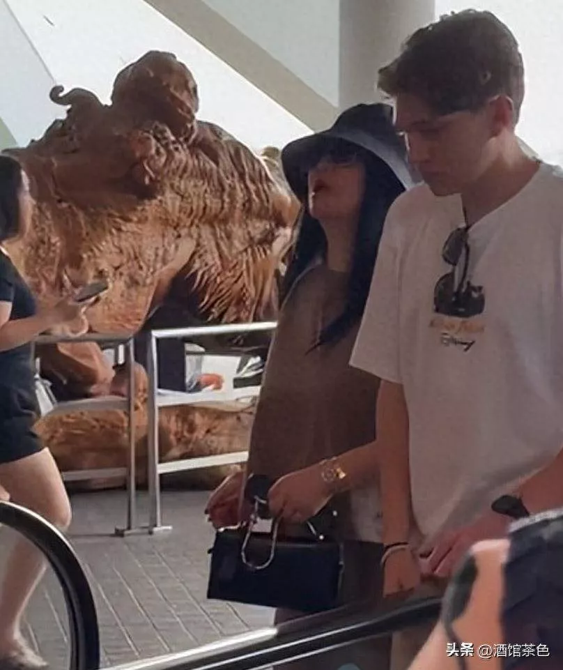 李湘带女儿到新加坡旅游，穿着朴素瘦好多