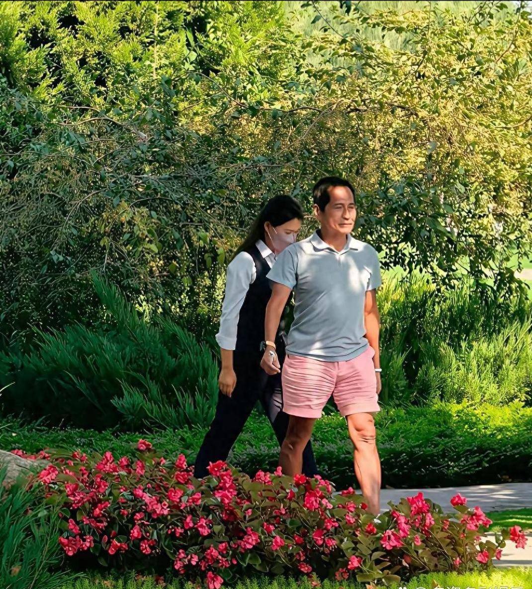 66岁齐秦现状:在美国享福 和百岁母亲住一起 下台阶都不利索