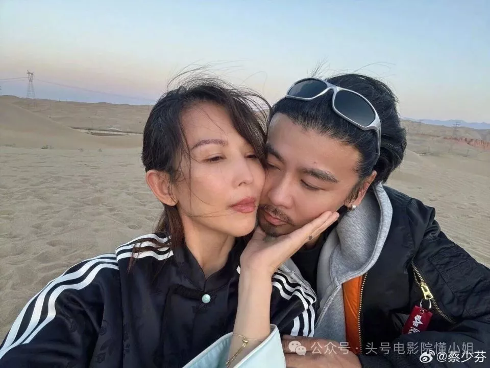 蔡少芬被老公搂着庆53岁生日,张晋在国外心梗更凶险!