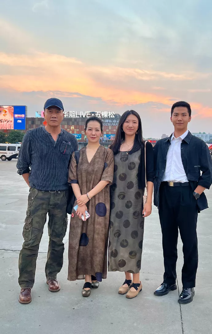 胡军一家四口首次同框!女儿九儿比妈妈高,儿子帅气抢镜
