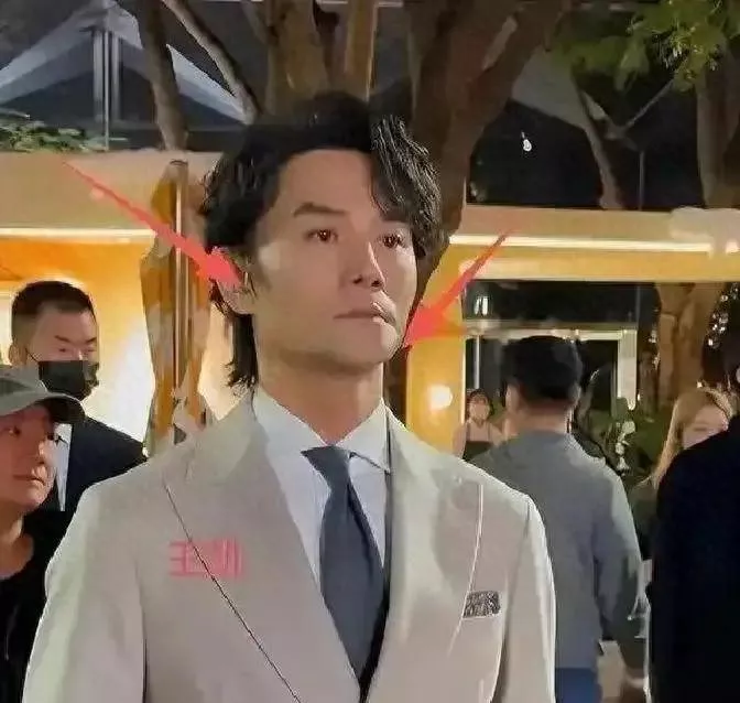 比胡歌帅,比靳东火,44岁不拍戏就消失的他已走上另一条上坡路