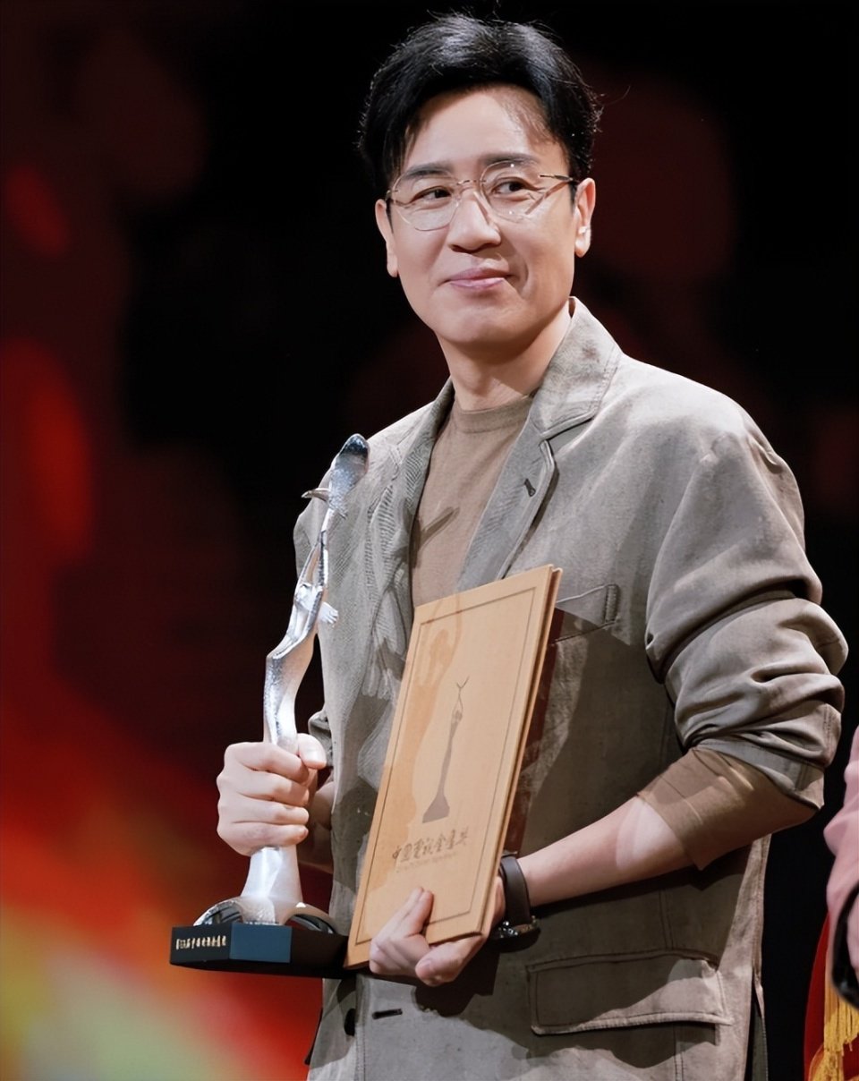 金鹰奖这晚：杨紫复古 蒋欣好瘦 宋佳气质绝
