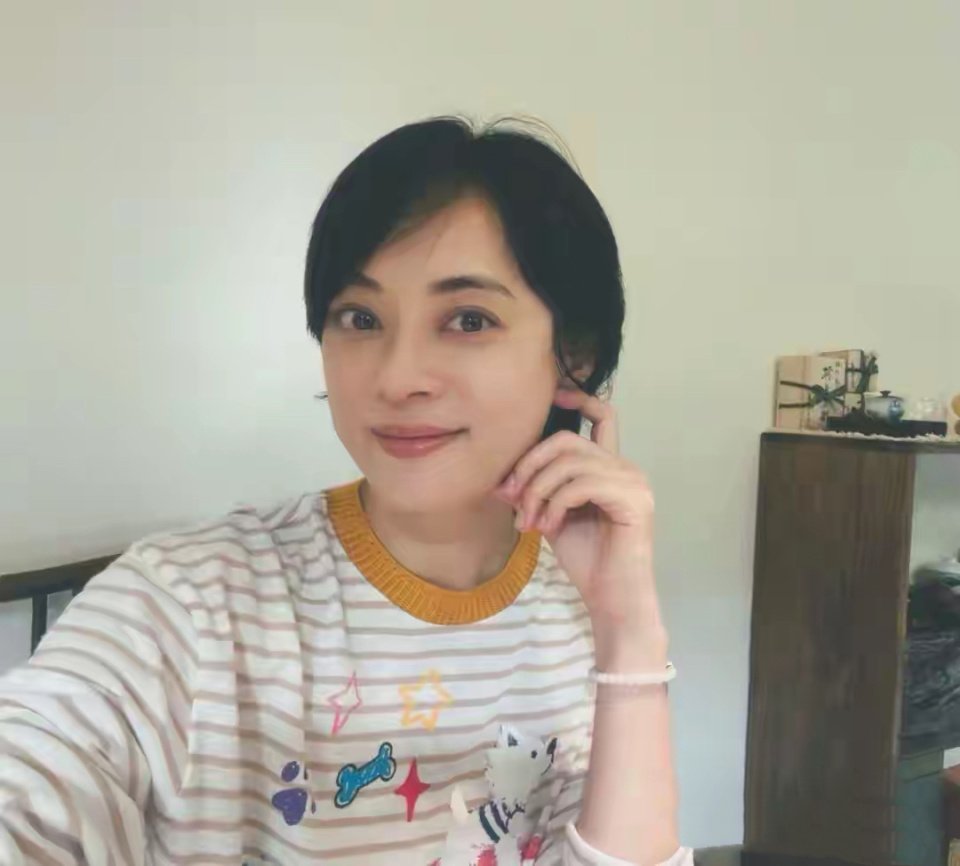 孙俪给妈妈高调庆生 孙母穿亮片裙像明星 邓超打扮似小伙
