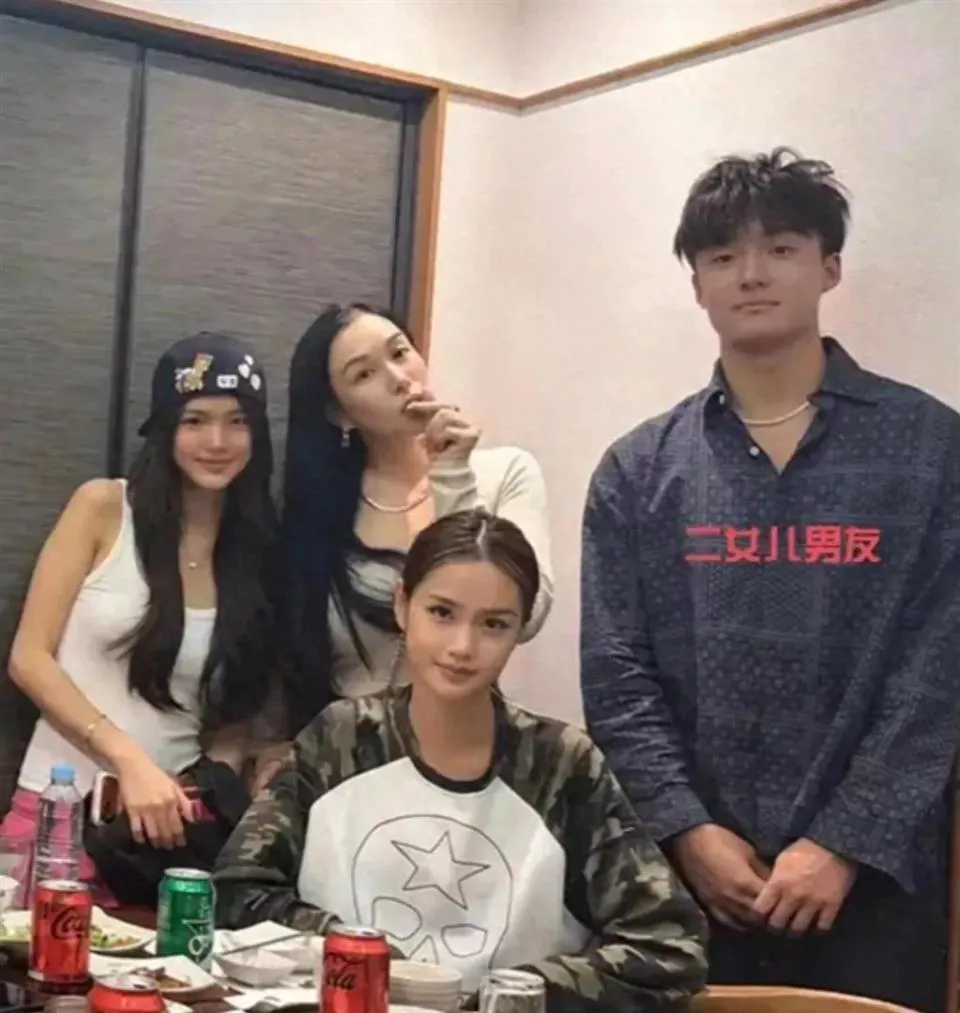 56岁钟丽缇被偶遇,状态比女儿还抢镜,二女儿男友也露面了