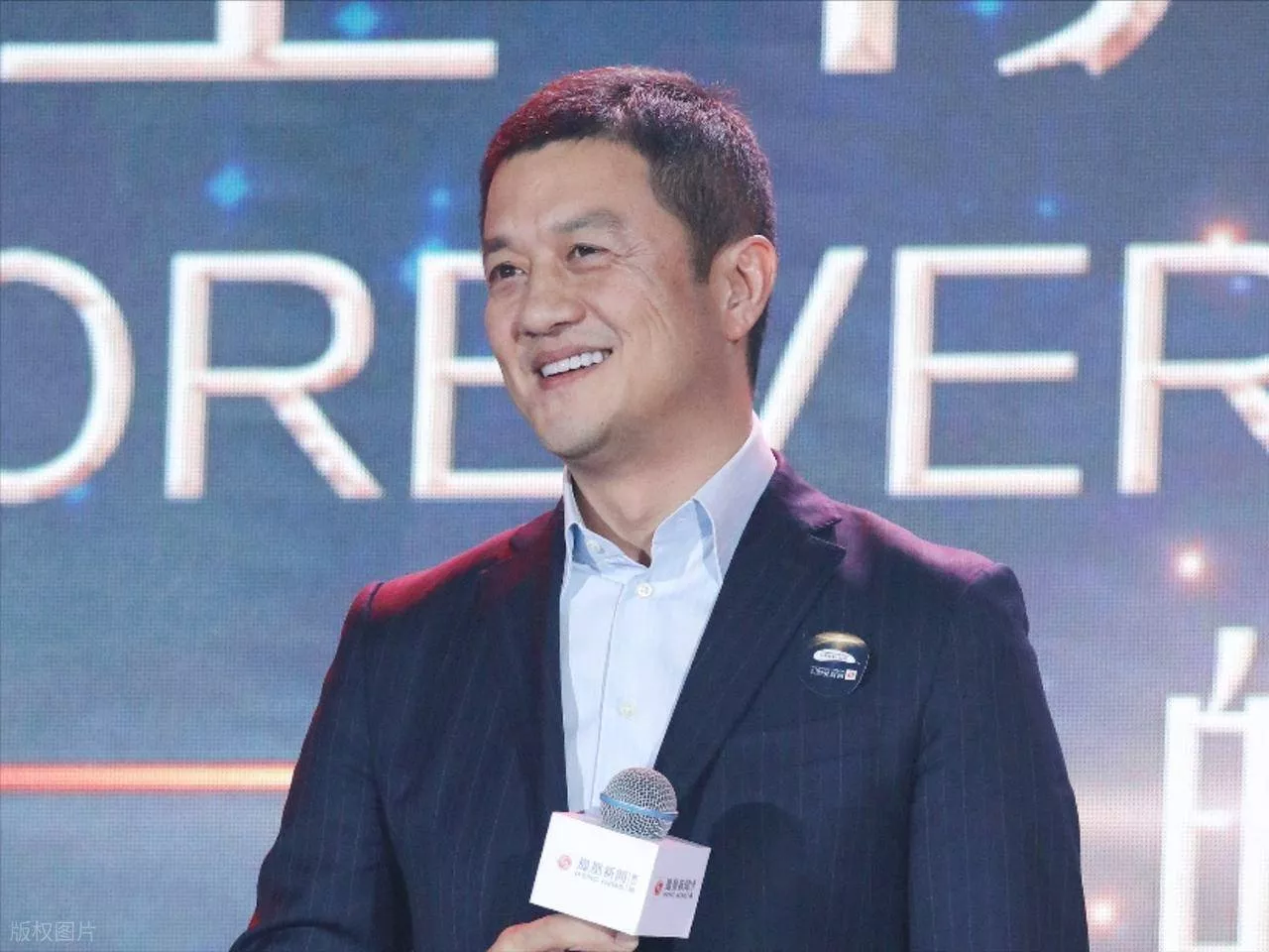 55岁李亚鹏疑似恋爱，身边女伴侧颜很像王菲