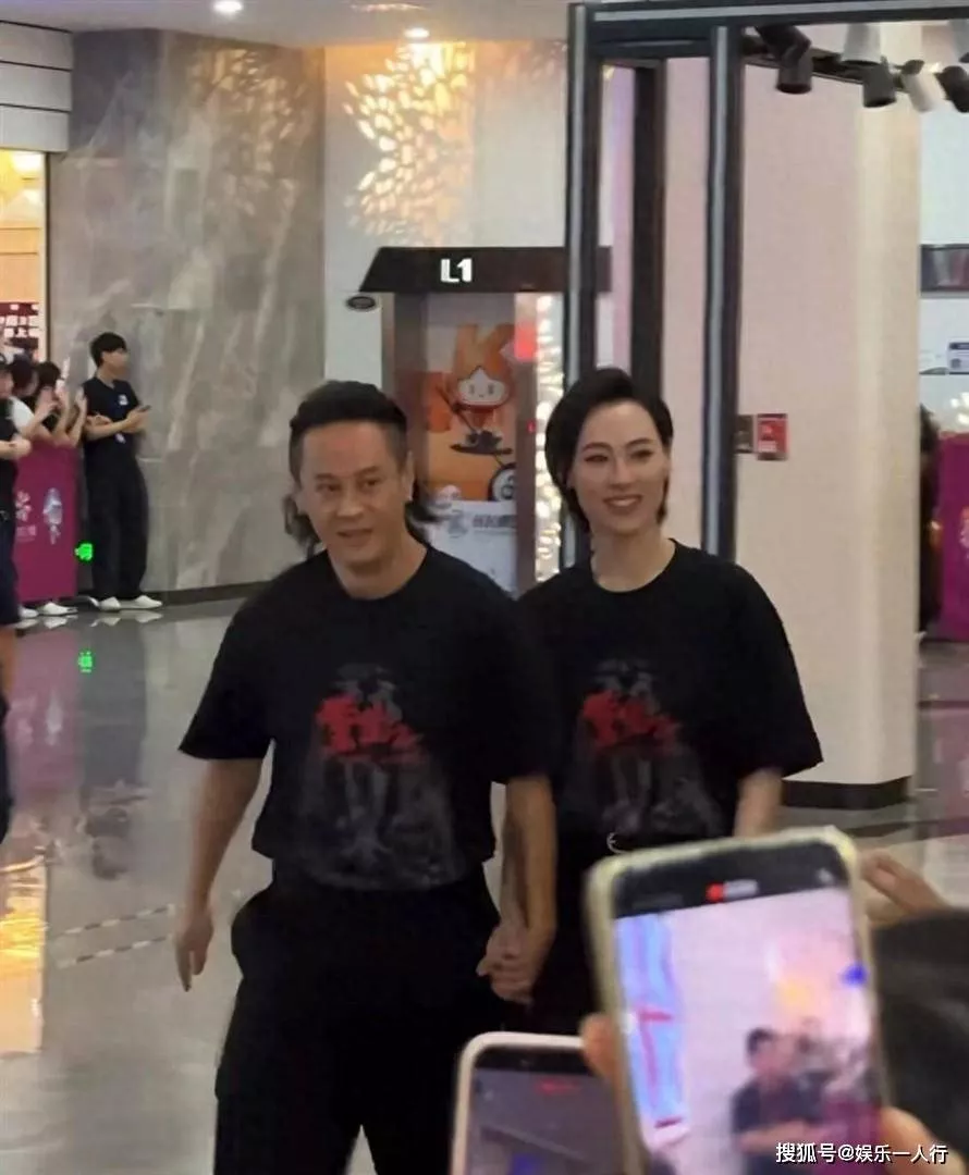 梁洛施牵手男友马浴柯亮相活动，十指紧扣秀恩爱
