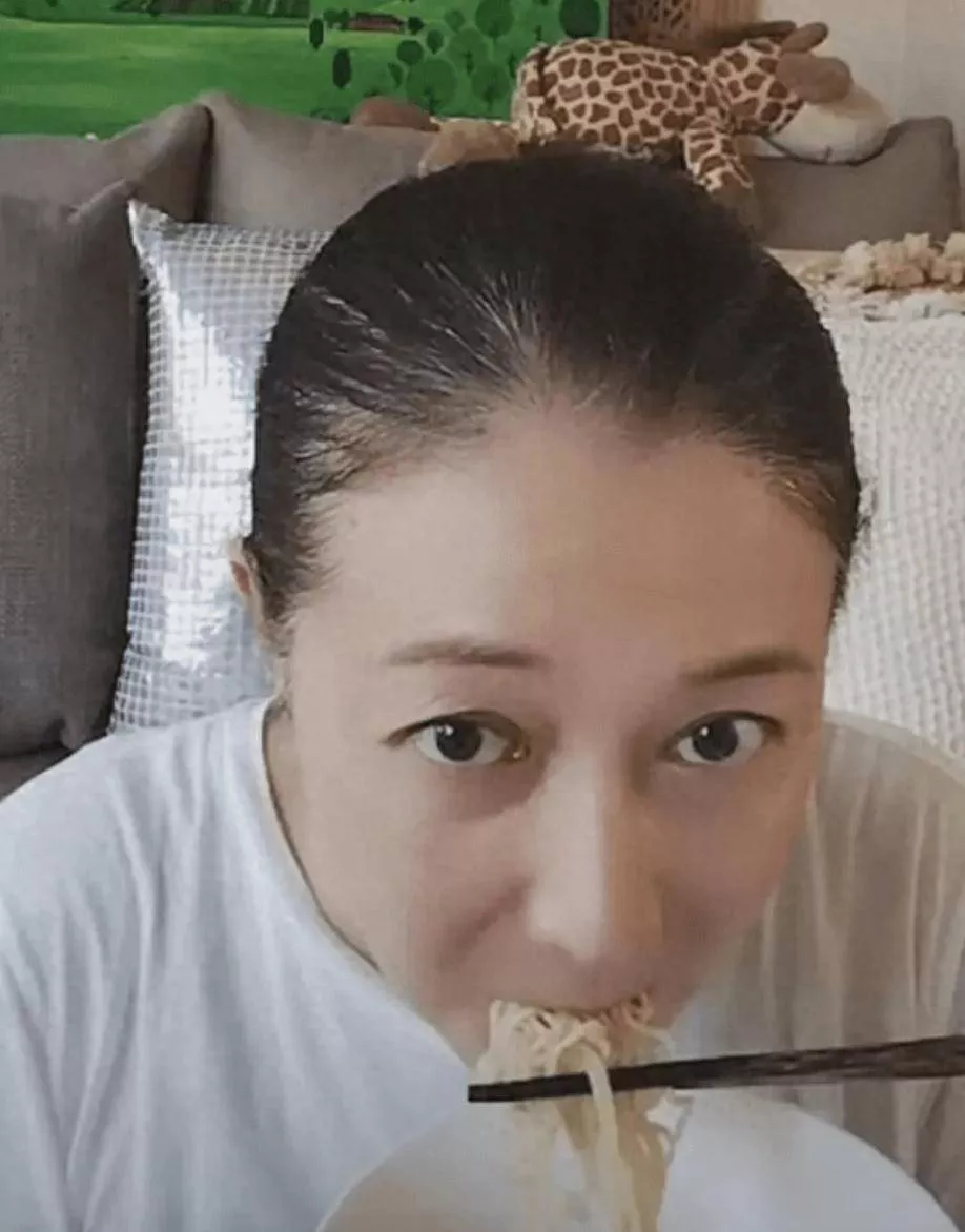54岁吴绮莉自曝独自过中秋，素颜吃面显落寞