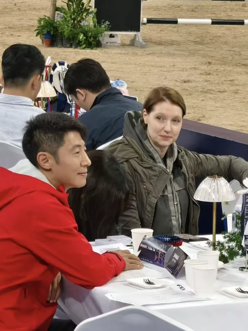 撒贝宁国庆假期携妻儿回武汉，7岁龙凤胎好黏爸爸