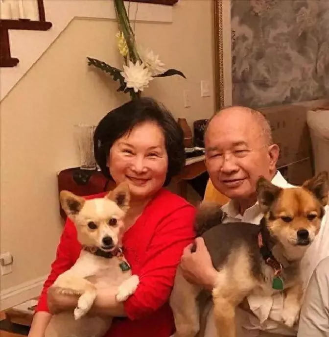 80岁吴宇森庆生照曝光!与混血外孙女亲密依偎
