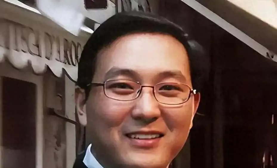 密春雷现身离婚传闻终落定，董卿穿搭被扒近 9 万