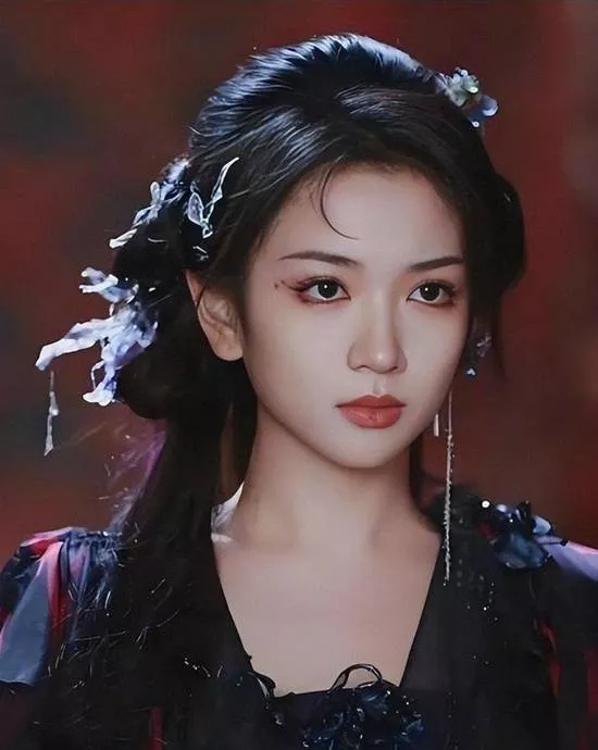 女星代露娃被曝家中破产,母亲做月嫂供其追明星梦