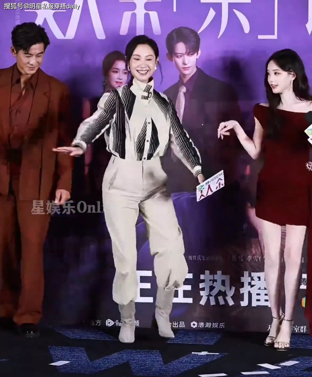 42岁王佳佳36岁李一桐“斗舞”！一个干练，一个妩媚