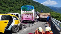苏花改5车连环撞 小客车遭货车、大客车夹击 5人送医1不治