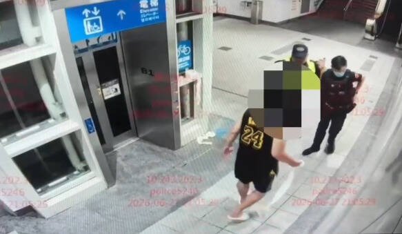 德国籍男子在站内因酒精作用神志不清，穿著Kobe的球衣在站内四处流窜。（记者郑景议翻摄）