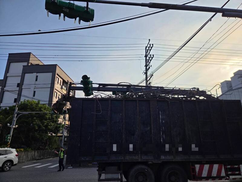 事发路口红绿灯号志，被抓斗车上的吊臂扯断。（图由警方提供）