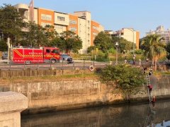 高雄爱河惊见男子漂浮水面 警消救起已明显死亡
