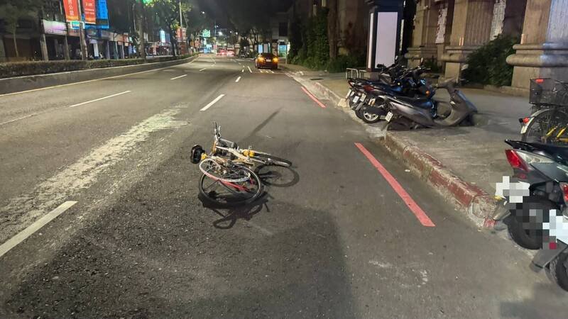 骑乘YouBike的杨男遭驾驶BMW的王男追撞，导致杨男喷飞约10公尺远，头部重创当场失去呼吸心跳，经救护车送往医院急救，但仍宣告不治。（记者陆运锋翻摄）