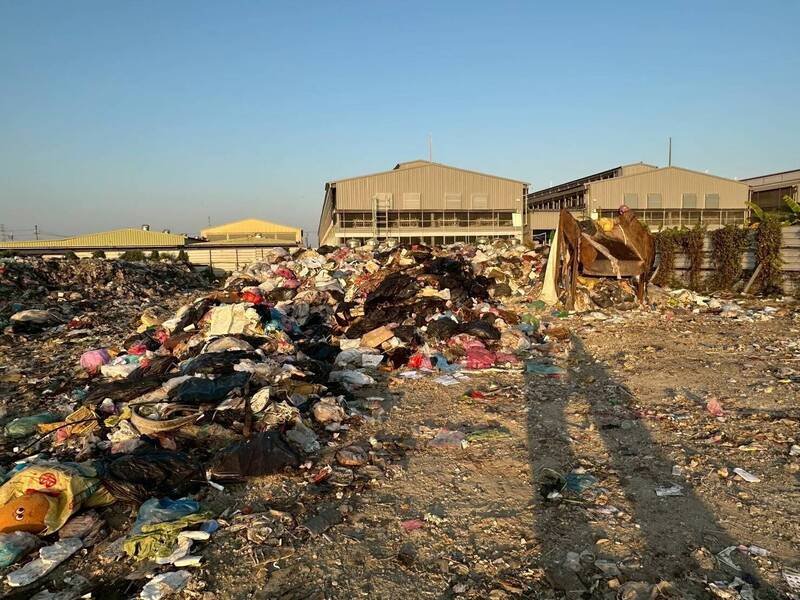 高雄破获垃圾洗产地集团，农地成非法转运站。（记者黄良杰翻摄）