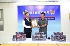科技公司捐赠铁警900台「肩灯」 提升员警值勤安全