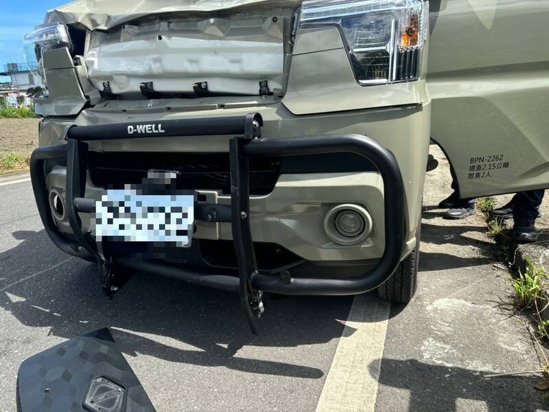 万荣乡公所约用陈姓员工的车，撞电辅车撞到右边车头损毁，撞击力道很大。（警方提供）