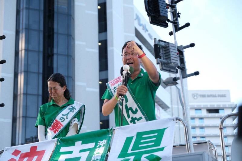 日本冲绳县知事选举挑战者古谢玄太偕妻在街头拜票做最后冲刺。（撷取自古谢官方X）