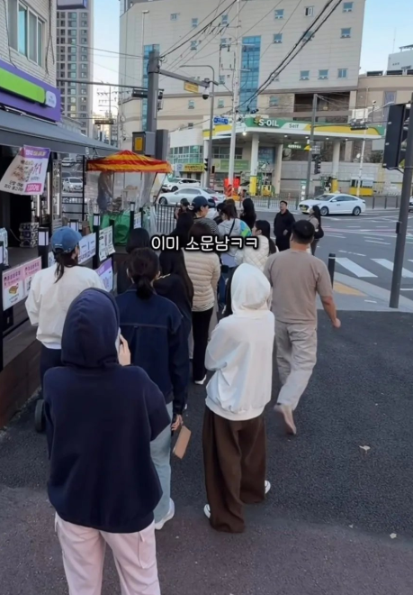 有民众排了2个小时就是要看到「鲷鱼烧车银优」。（图撷自「@deoksu_kr8」X帐号）