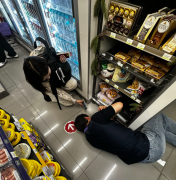 日韩疯传!樱花妹在仁川机场超商掉落耳机 店员躺地拆货架取回